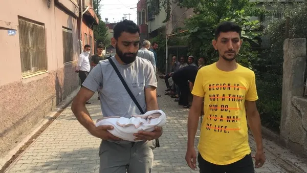 bu-aciya-yurek-dayanmaz-karyoladan-dusup-olen-30-gunluk-bebegini-kucaginda-adli-tipa-goturdu-1624863508367.jpg Bu acıya yürek dayanmaz! Karyoladan düşüp ölen 30 günlük bebeğini kucağında adli tıpa götürdü-3