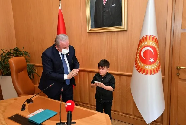 Miraç Eymen Kaya İstiklal Marşı okurken hem ağladı hem ağlattı! Şentop: Uzun zamandır bu kadar güzelini dinlemedim-4