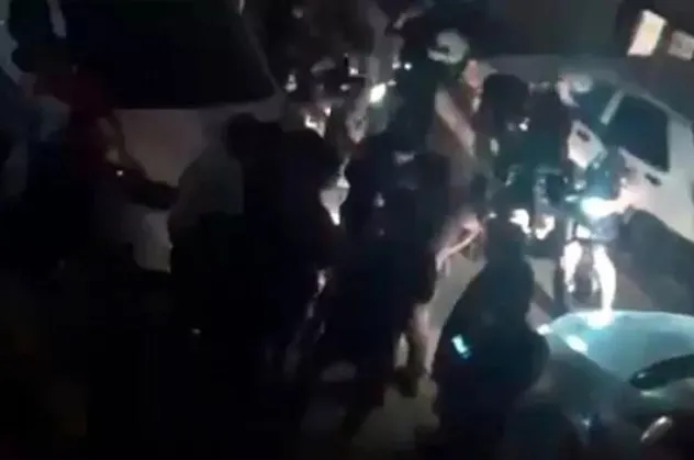 Esenyurt'ta oğlunu döven gençleri döner bıçağı ile kovaladı
