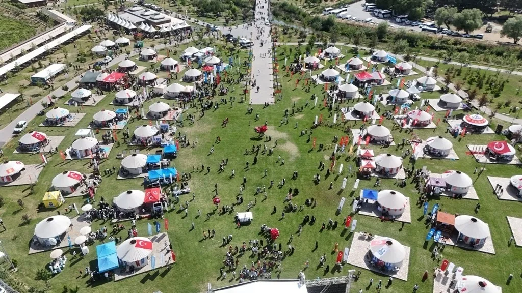 kabinenin-adresi-3-kez-ahlat-baskan-erdogan-dunyaya-seslenecek-1787492466254.jpeg Kabinenin adresi 3. kez Ahlat! Başkan Erdoğan dünyaya seslenecek-3