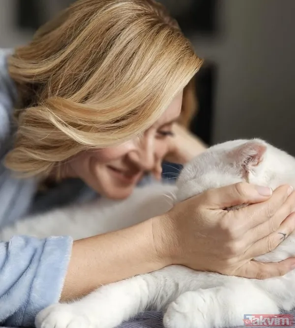 Bülent Şakrak’la 8 yıllık evliliği biten Ceyda Düvenci’den yatak pozları! Yorum üstüne yorum yağdı! “Güzel bir bayan ama evliyken...” - 11