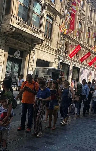 İstiklal Caddesi’nde “istikbal” kuyruğu