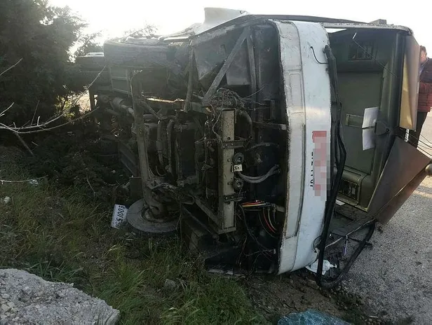 Bursa'da feci kaza: Lastiği patlayan yolcu otobüsü su kanalına devrildi! Çok sayıda yaralı var-3