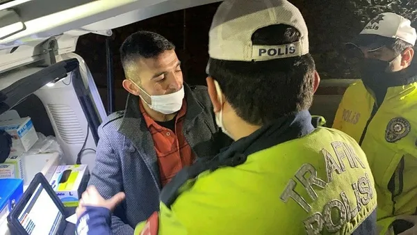 Karabük'te akıllara durgunluk veren olay! Polisten ceza yiyen alkollü adam önce türkü söyledi sonra göbek attı-3