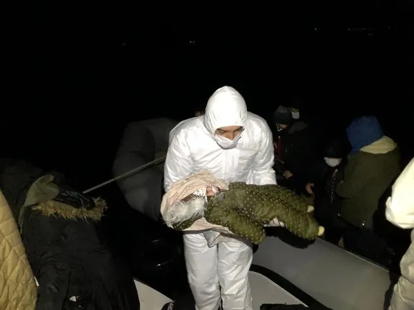 icisleri-bakani-suleyman-soylu-korkunc-goruntuleri-paylasti-yunanistan-multecileri-benzin-dokerek-yakmaya-calisti-1618673041357.jpg İçişleri Bakanı Süleyman Soylu korkunç görüntüleri paylaştı: Yunanistan mültecileri benzin dökerek yakmaya çalıştı-4