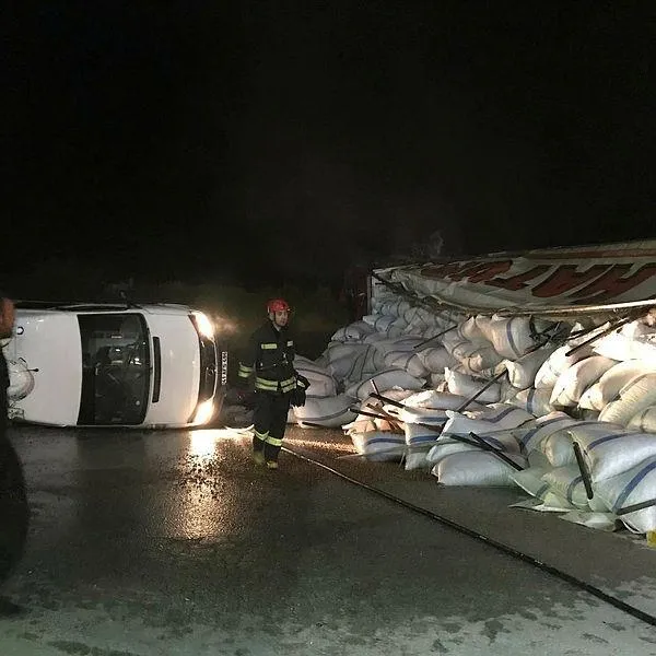 tokatta-feci-kaza-4-araci-bicen-tir-alev-aldi-1651273034277.jpeg Tokatta feci kaza! 4 aracı biçen TIR alev aldı-3