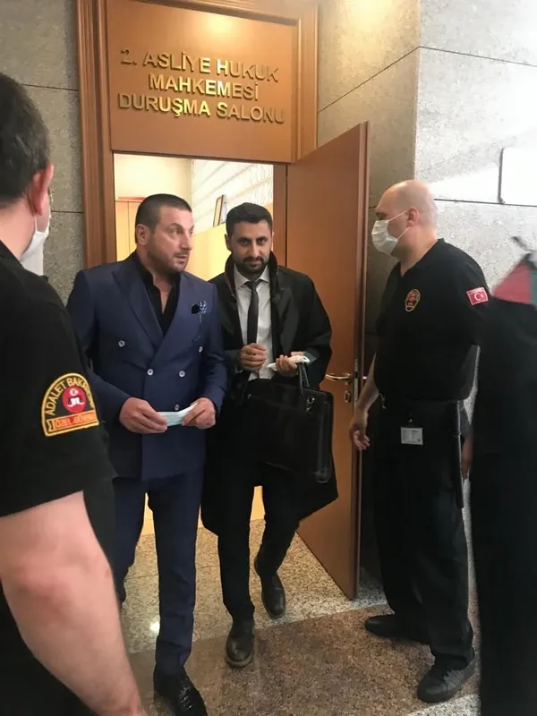 sila-15-temmuz-hakaretlerine-sgitsin-yanitini-veren-davut-guloglundan-serefi-ve-haysiyeti-zedelendigini-dusundugu-icin-tazminat-talep-etti-1593083540245.jpg Sıla, 15 Temmuz hakaretlerine "s.....gitsin" yanıtını veren Davut Güloğlu'ndan, "şerefi ve haysiyeti zedelendiğini" düşündüğü için tazminat talep etti-3