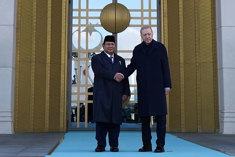 Başkan Erdoğan, Endonezya Cumhurbaşkanı Prabowo Subianto’yu resmi törenle karşıladı. (AA)