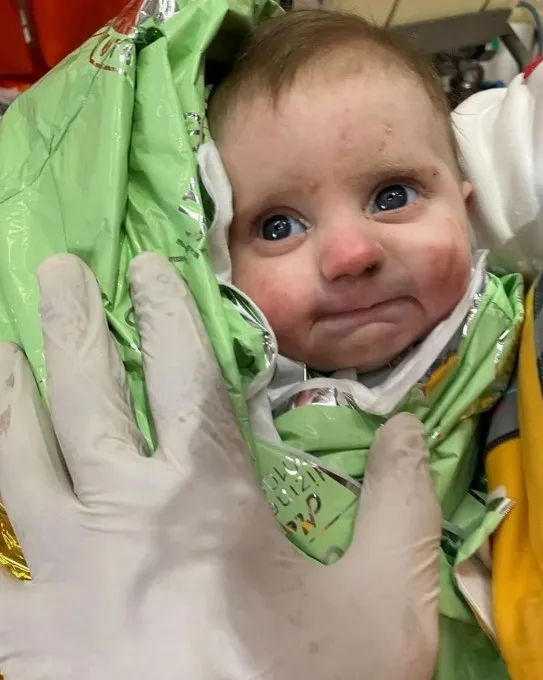 107 saat sonra enkazdan kurtarılmıştı! 2 aylık bebeğin yeni görüntüsü yüzleri güldürdü: Bakan Koca sağlık durumunu paylaştı-4