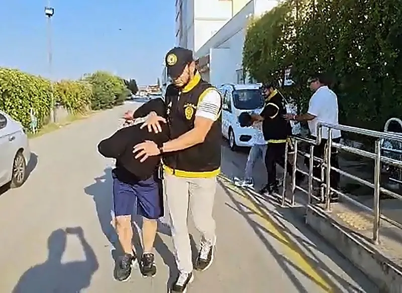 adanada-ev-arkadaslarini-bicaklayan-supheliler-evde-kilitli-kalinca-yakalandi-1787644065056.jpeg Adana'da ev arkadaşlarını bıçaklayan şüpheliler evde kilitli kalınca yakalandı-3