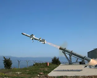 Türkiyenin ilk deniz füzesi Atmaca hedefi başarıyla vurdu