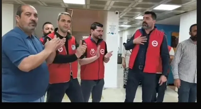 chpli-belediyelerde-grev-memurlar-meydanda-isciler-koridorda-1777558157891.jpeg İzmir’de CHP’li belediyelerde maaş isyanı: Kriz sokağa taştı-4