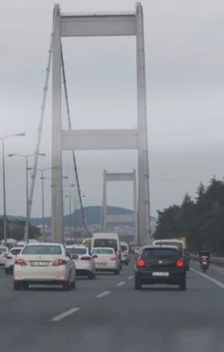 Son dakika: Köprü girişinde TIR devrildi! İstanbul'da yol durumu nasıl?