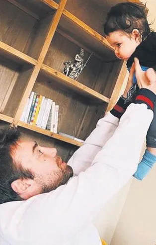 Murat Dalkılıç aşkı Hande Erçel’in minik yeğeniyle poz verdi sosyal medyadan yorum yağdı! “Babalık provası yapıyor”