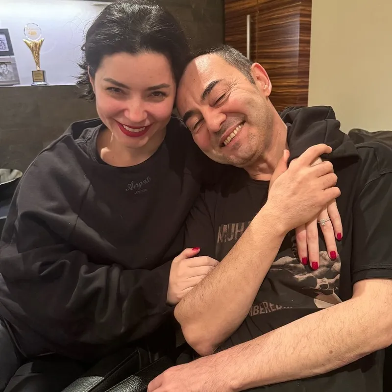 serdar-ortac-ile-merve-bolugur-bir-arada-o-poza-yorum-yagdi-ronesans-tablosu-gibi-fotograf-1711792683337.jpg Serdar Ortaç ile Merve Boluğur bir arada! O poza yorum yağdı! “Rönesans tablosu gibi fotoğraf...”-4