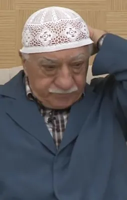 Asker apoletleri FETO'nun takkesinden