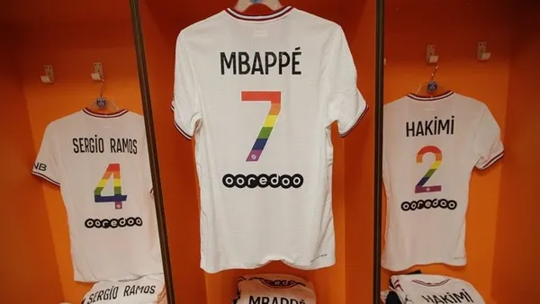 psgde-lgbt-formasi-krizi-musluman-futbolcu-idrissa-gana-gueye-lgbt-formasini-cikarip-atti-1652716608854.jpg PSG'de LGBT forması krizi! Müslüman futbolcu Idrissa Gana Gueye LGBT formasını çıkarıp attı-4