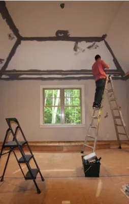 Oturma odasını sinema salonuna dönüştürdü