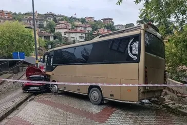 Üsküdar'da midibüs kazası! Öğrencileri taşıyan servis 3 araca birden çarptı! İşte feci kazanın görüntüleri...