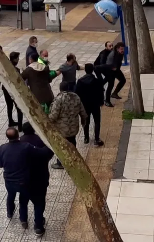 Müşteriye tekme tokat saldıran taksiciler bıçaklandı