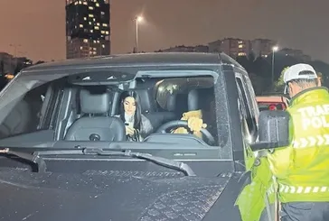 Hande Erçel trafik çevirmesinde objektiflere yakalandı