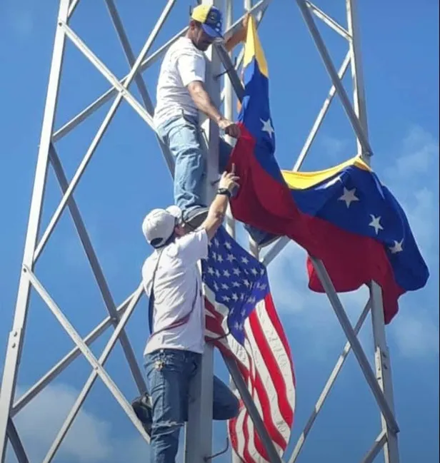 Venezuela'da Maduro muhalifleri kendi ülkesinin bayrağını indirip ABD bayrağı astı-1