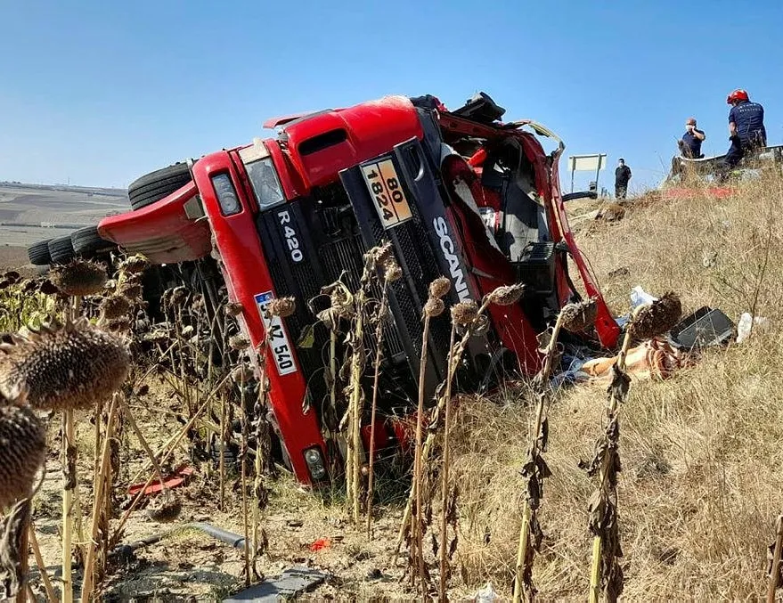 Feci kaza! Kontrolden çıkan tanker devrildi