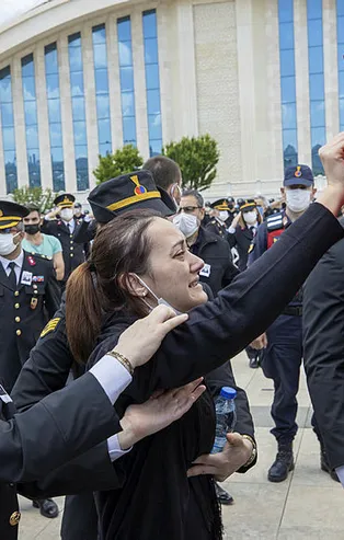 Şehit eşinden yürek yakan veda: "Ne olur gitme, gidersen geri gelmeyeceksin"