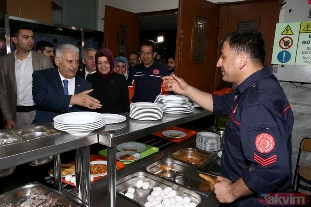 Binali Yıldırım itfaiyecilerle sahur yaptı