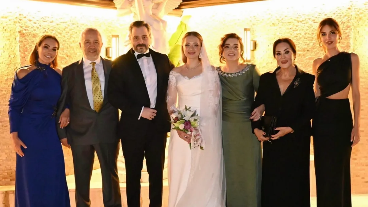 yesilcamin-sultani-nikah-sahidi-oldu-turkan-soray-dugunde-gozyaslarina-boguldu-1791465090236.jpg Yeşilçam'ın efsane ismi Türkan Şoray nikâh şahidi oldu! Ailenin prensi evlendi: Sultan gözyaşlarına hakim olmaya çalıştı-3