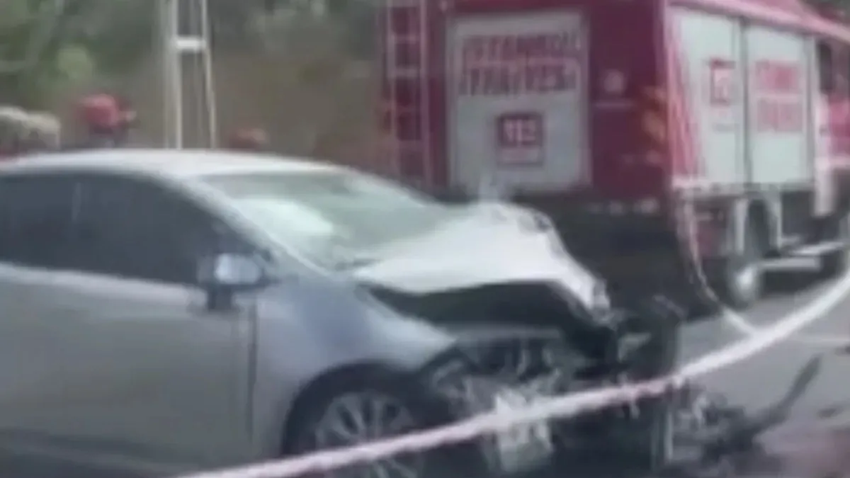 Arnavutköy'de İETT otobüsü ile otomobil kafa kafaya çarpıştı: 1 kişi hayatını kaybetti