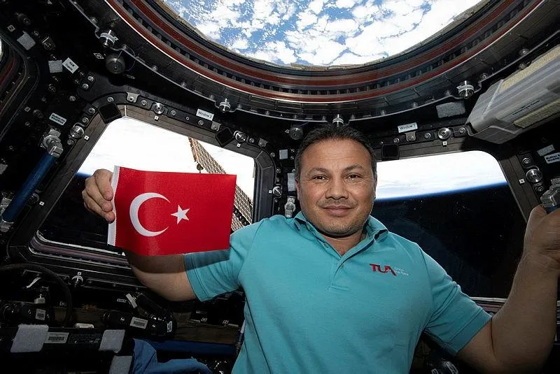 Türkiye'nin ilk astronotu Alper Gezeravcı gözlemevini Türk bayraklarıyla donattı-4