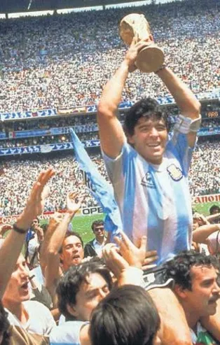 Diego Maradona hayatını kaybetti