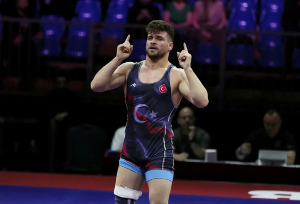 son-dakika-milli-guresci-feyzullah-akturk-avrupa-gures-sampiyonasinda-serbest-stil-92-kiloda-altin-madalya-kaz-1648665323570.jpg SON DAKİKA: Milli güreşçi Feyzullah Aktürk Avrupa Güreş Şampiyonası'nda serbest stil 92 kiloda altın madalya kazandı-2
