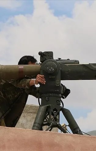 Bu nasıl müttefiklik! Münbiç'teki YPG'li teröristlerin elinde ABD yapımı TOW tanksavar!