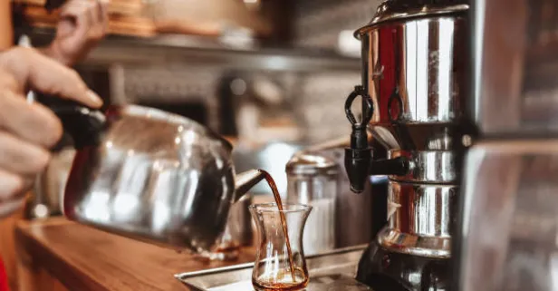 Kararmış, yanmış ve kireçlenen çaydanlıkları 10 dakikada ayna gibi yapıyor! 1 yemek kaşığı eklemeniz yeterli!