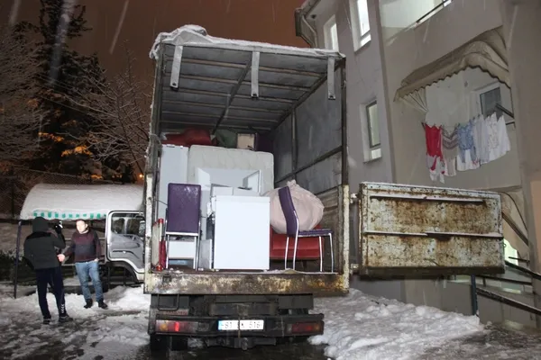 kocaelide-dehset-anlari-ayrilmak-icin-esyalarini-almaya-gelen-evli-sevgilisini-oldurerek-cesedini-rehin-aldi-1613416379977.jpg Kocaeli'de dehşet anları: Ayrılmak için eşyalarını almaya gelen evli sevgilisini öldürerek cesedini rehin aldı-3