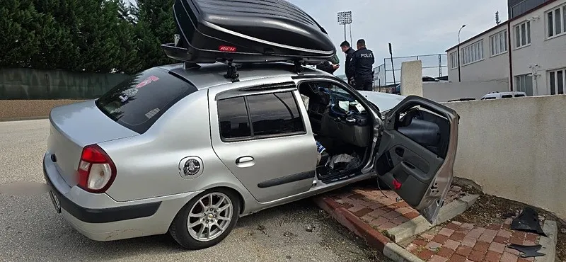 Bilecik'te korku dolu anlar | Husumetli olduğu ailenin üzerine otomobilini sürdü! İşte o anlar (İHA)