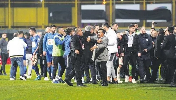 Tuzlaspor-Galatasaray maçında yaşanan olaylar futbola gölge düşürdü-1