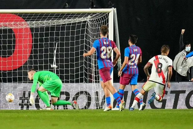 falcao-atmaya-devam-ediyor-barcelonayi-da-yikti-1635363351401.jpeg Falcao atmaya devam ediyor! Barcelona'yı da yıktı-2