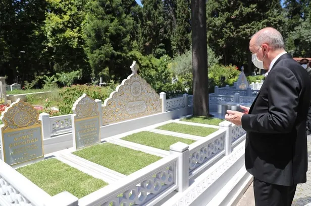 Başkan Erdoğan anne ve babasının kabrini ziyaret etti-3