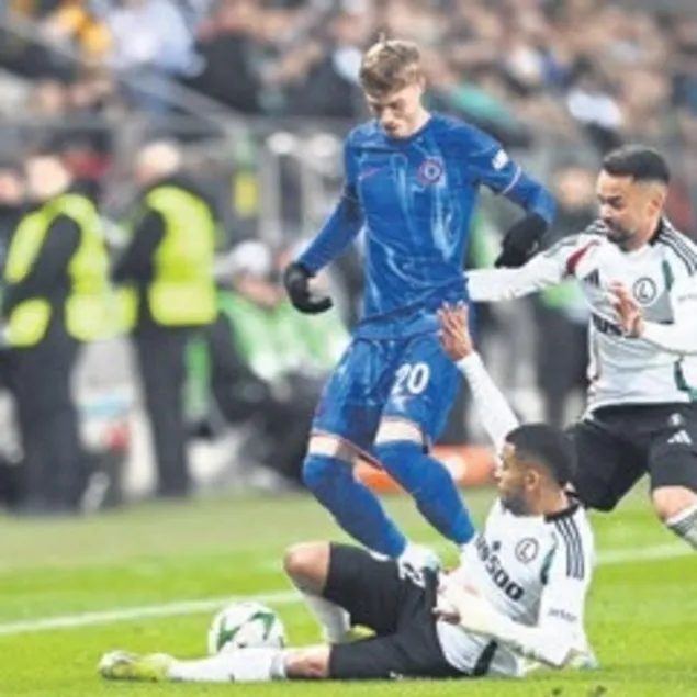 Chelsea farka koştu