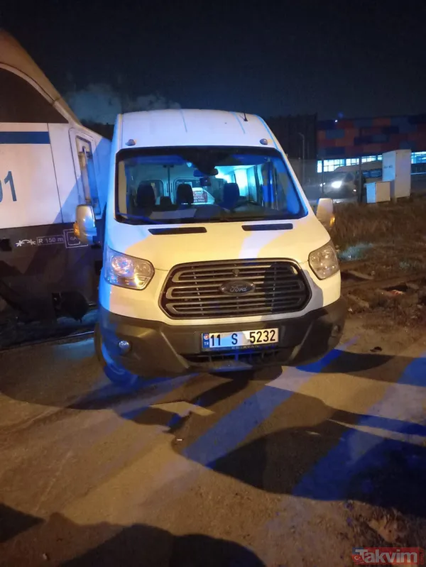 Bilecik'te yük treni ile servis minibüsü çarpıştı! Kaza anı kamerada... - 6