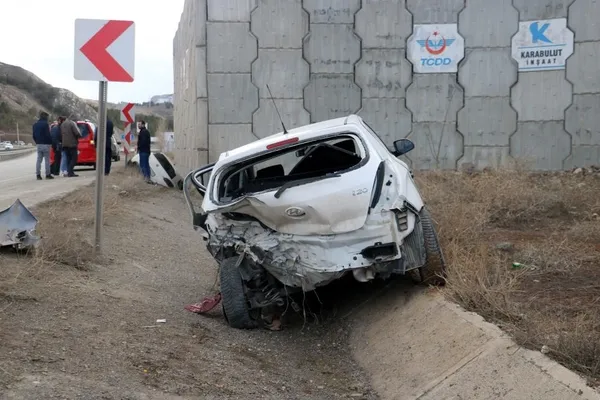 kimse-kazayi-anlayamadi-direksiyon-hakimiyetini-kaybeden-surucu-iki-araca-carpip-yol-kenarina-devrildi-1646399568358.jpg