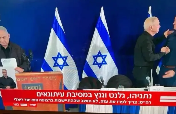 gallant-ile-gantz-netanyahuyu-yalniz-birakti-israil-medyasindan-bin-kelimeye-bedel-fotograf-1699778784406.jpeg Gallant ile Gantz Netanyahu’yu yalnız bıraktı! İsrail medyasından ‘bin kelimeye bedel fotoğraf’-1