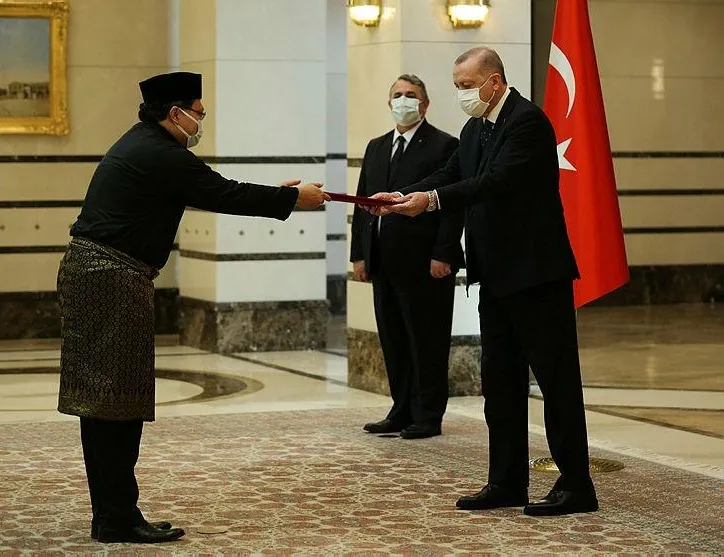 Erdoğan’a güven mektubu sundu