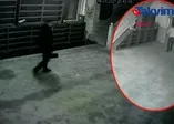 Sultangazi’de cami imamına sarhoş tarafından sopalı saldırı! O anlar kamerada…