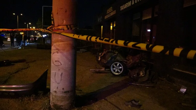 Kocaeli'de facia! Kazanın görüntüleri korkunç: Otomobil elektrik direğine çarpıp ikiye ayrıldı: 1 ölü 1 yaralı-4