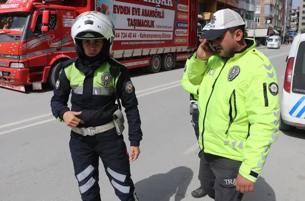 film-gibi-olay-dur-ihtarina-uymadi-kadin-polis-memurunu-otomobilin-kaputunda-200-metre-tasidi-1648644795277.jpg Film gibi olay! 'Dur' ihtarına uymadı kadın polis memurunu otomobilin kaputunda 200 metre taşıdı-5