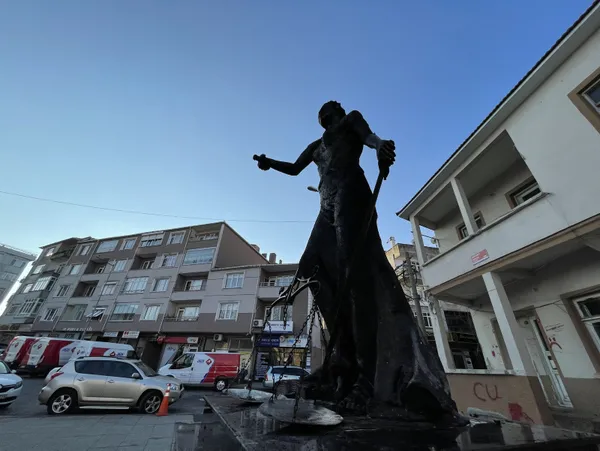 edirne-uzunkoprude-provokasyon-adalet-aniti-atese-verildi-1643959237619.jpg Edirne Uzunköprü'de provokasyon: Adalet Anıtı ateşe verildi! 2 şüpheli gözaltında-8